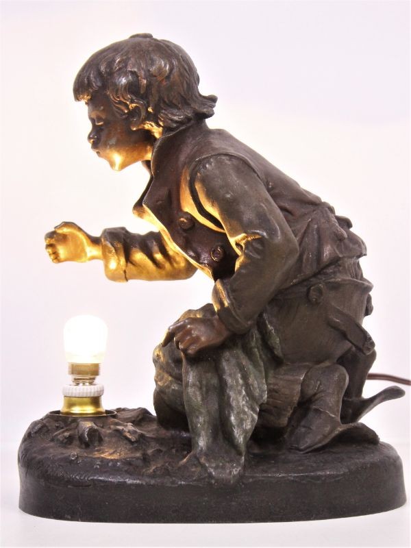 Antieke metalen lamp naar Auguste Moreau